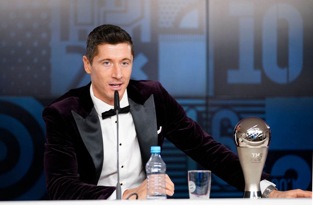 Ronaldo và Messi làm nền cho Lewandowski tại lễ trao giải Cầu thủ xuất sắc nhất thế giới - Ảnh 7.