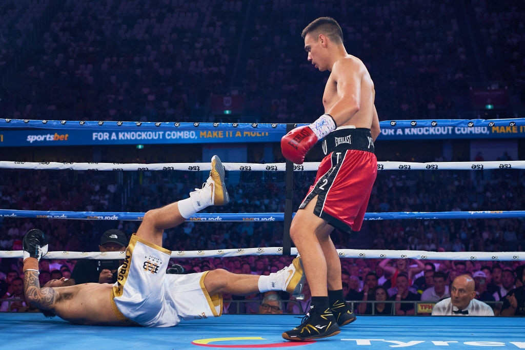 Tài năng sáng giá của làng boxing tung đấm khiến đối thủ văng xa cả mét, giữ vững 2 đai vô địch danh giá - Ảnh 2.