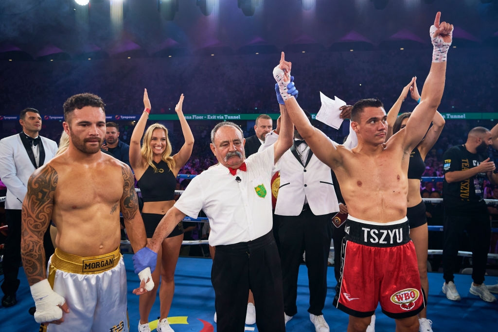 Tài năng sáng giá của làng boxing tung đấm khiến đối thủ văng xa cả mét, giữ vững 2 đai vô địch danh giá - Ảnh 4.