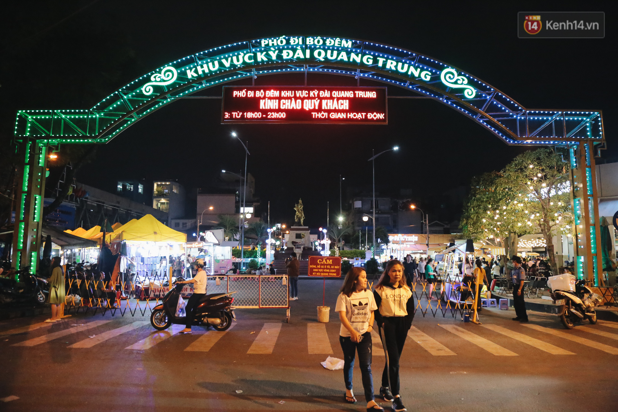Cận cảnh phố đi bộ đêm thứ 3 vừa hoạt động thử nghiệm ở Sài Gòn - Ảnh 2.