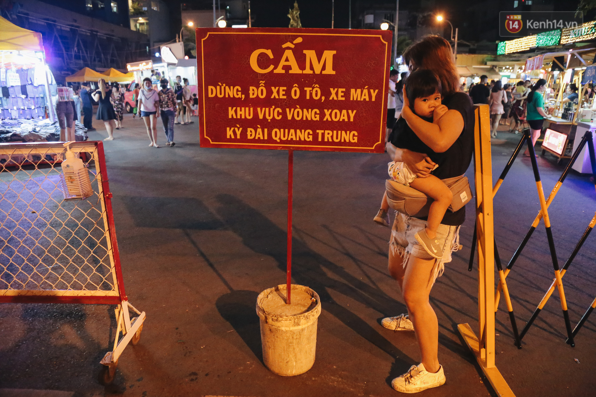 Cận cảnh phố đi bộ đêm thứ 3 vừa hoạt động thử nghiệm ở Sài Gòn - Ảnh 3.