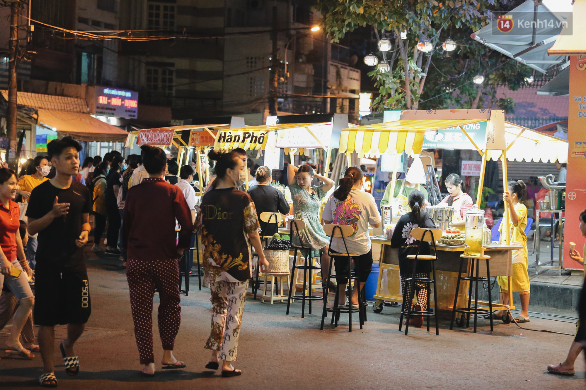 Cận cảnh phố đi bộ đêm thứ 3 vừa hoạt động thử nghiệm ở Sài Gòn - Ảnh 10.