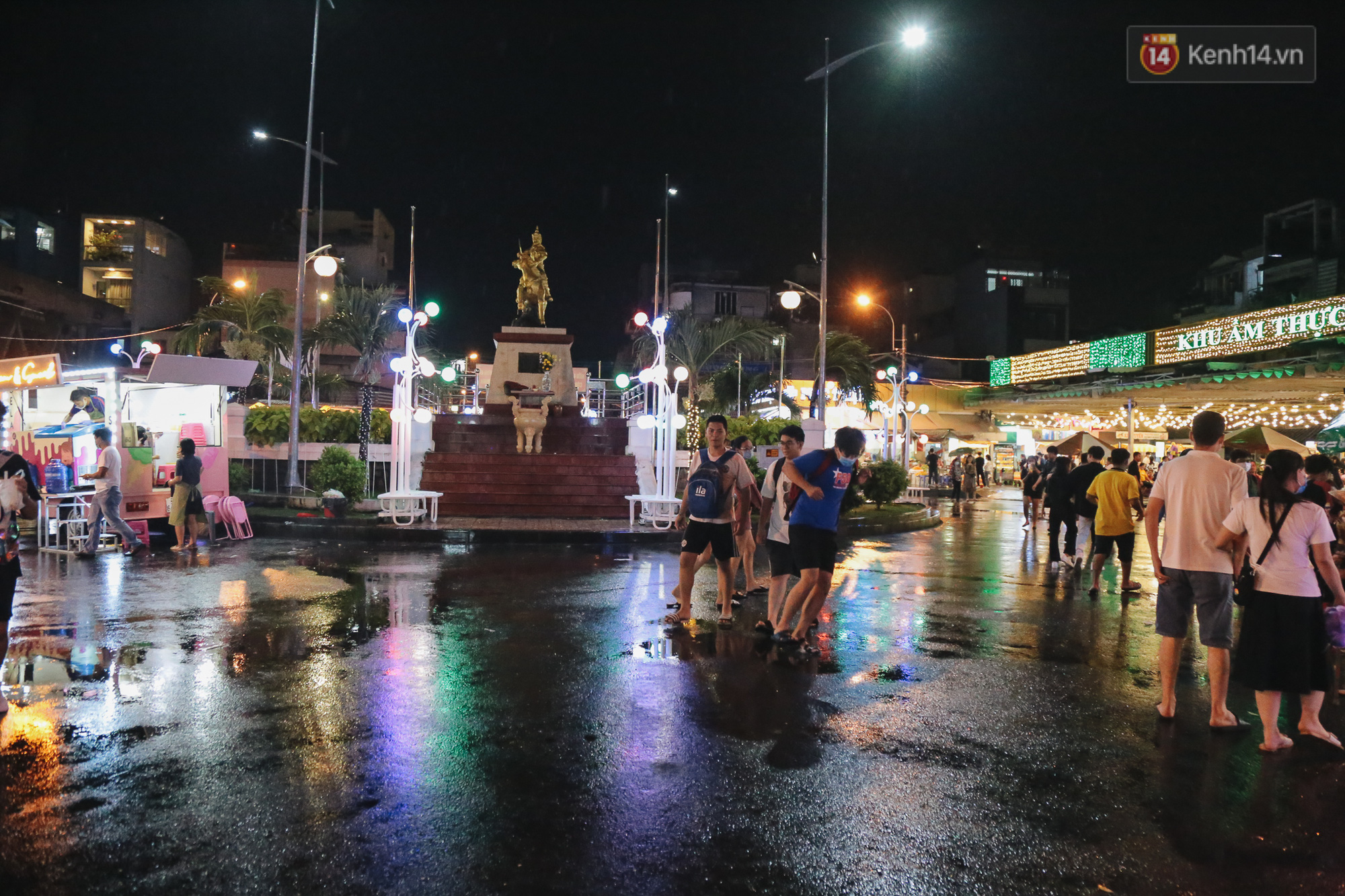 Cận cảnh phố đi bộ đêm thứ 3 vừa hoạt động thử nghiệm ở Sài Gòn - Ảnh 5.