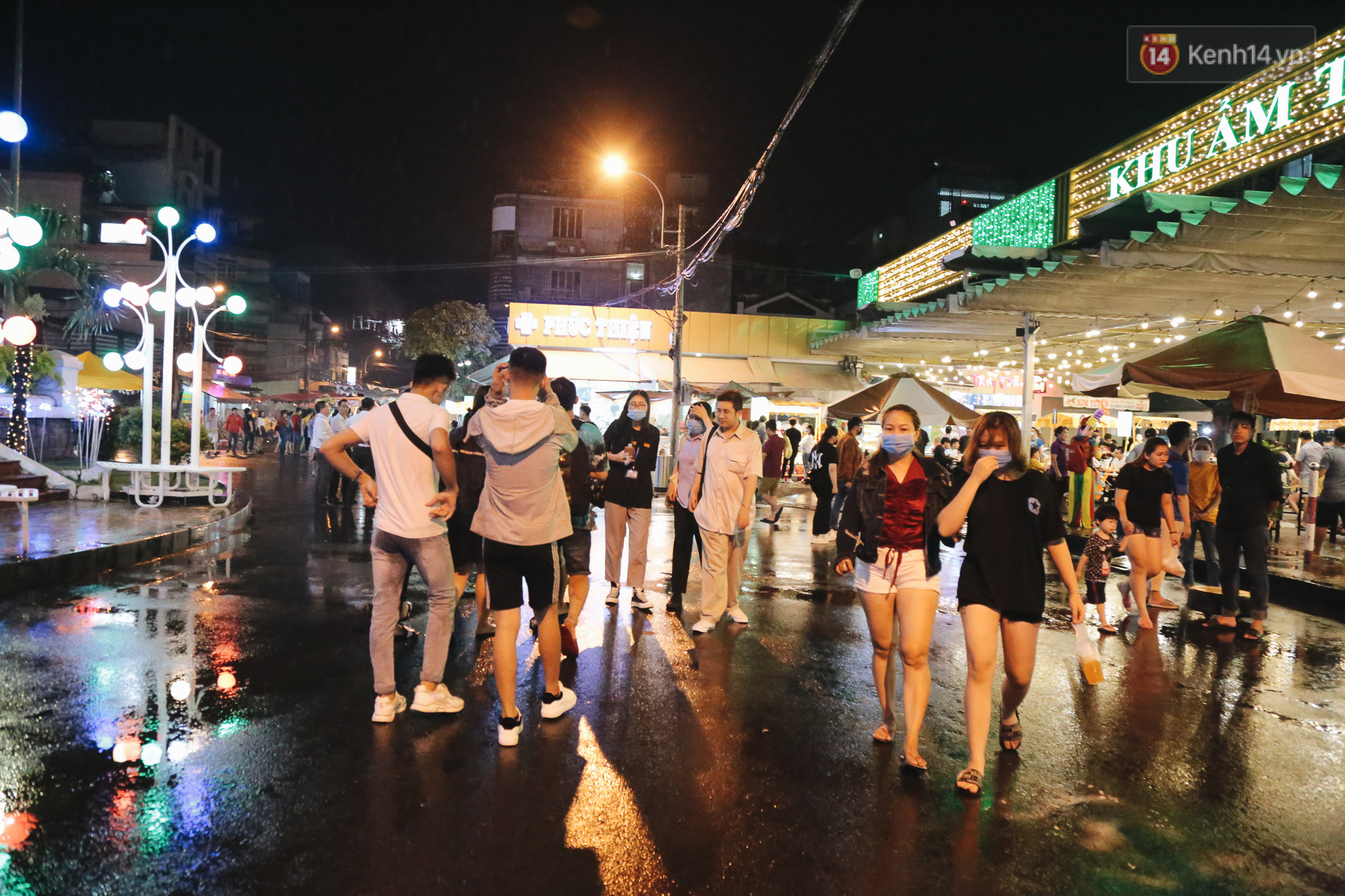 Cận cảnh phố đi bộ đêm thứ 3 vừa hoạt động thử nghiệm ở Sài Gòn - Ảnh 6.