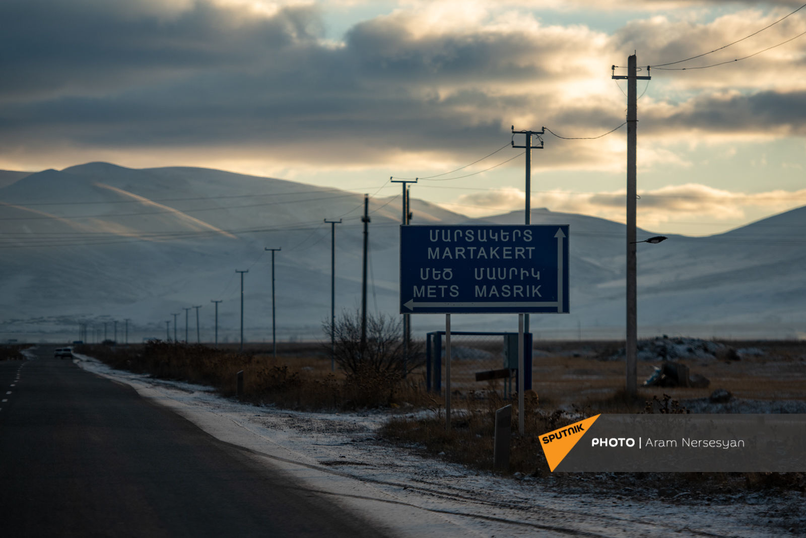 Quỳ xuống và cầu nguyện: Cuộc sống ở ngôi làng Armenia cách quân Azerbaijan chỉ 9 km - Ảnh 1.