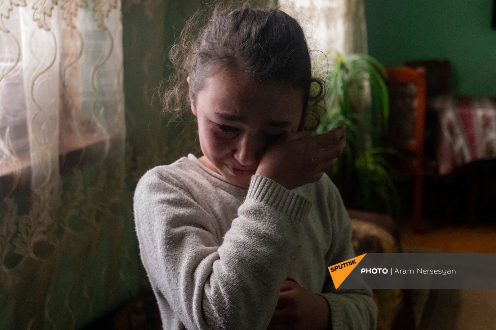Quỳ xuống và cầu nguyện: Cuộc sống ở ngôi làng Armenia cách quân Azerbaijan chỉ 9 km - Ảnh 9.