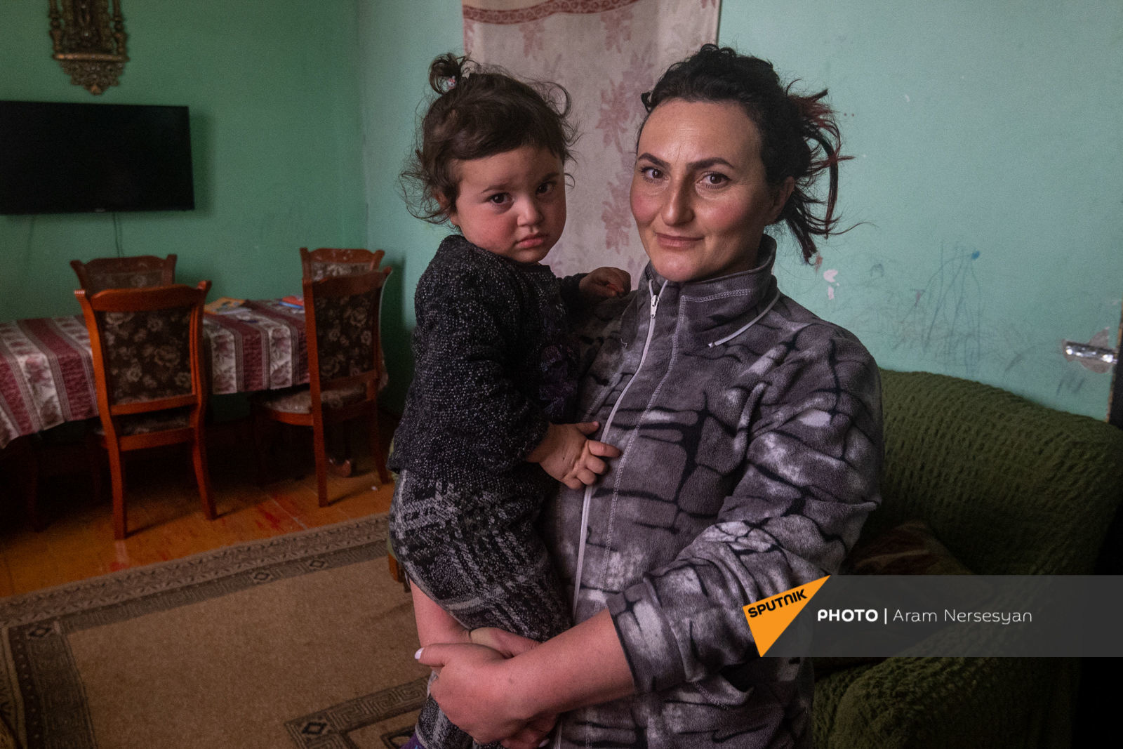 Quỳ xuống và cầu nguyện: Cuộc sống ở ngôi làng Armenia cách quân Azerbaijan chỉ 9 km - Ảnh 10.
