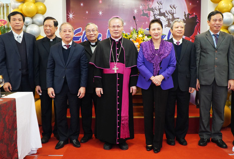 Chủ tịch Quốc hội thăm và chúc mừng Giáng sinh tại Tòa Tổng Giám mục Huế - Ảnh 1.