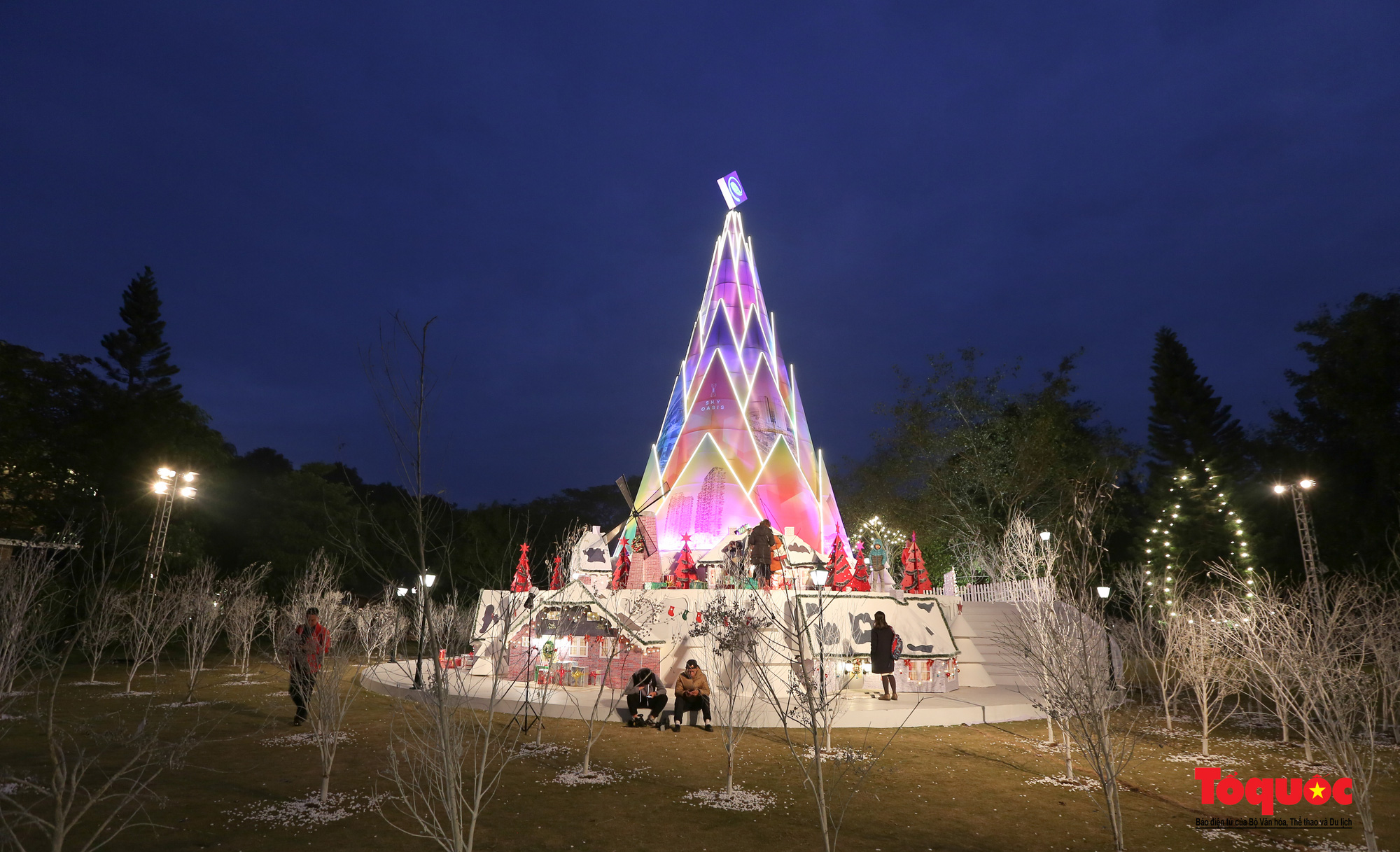 Hàng loạt cây thông Noel khổng lồ &quot;mọc lên&quot; thu hút giới trẻ tới check-in, chụp ảnh - Ảnh 5.