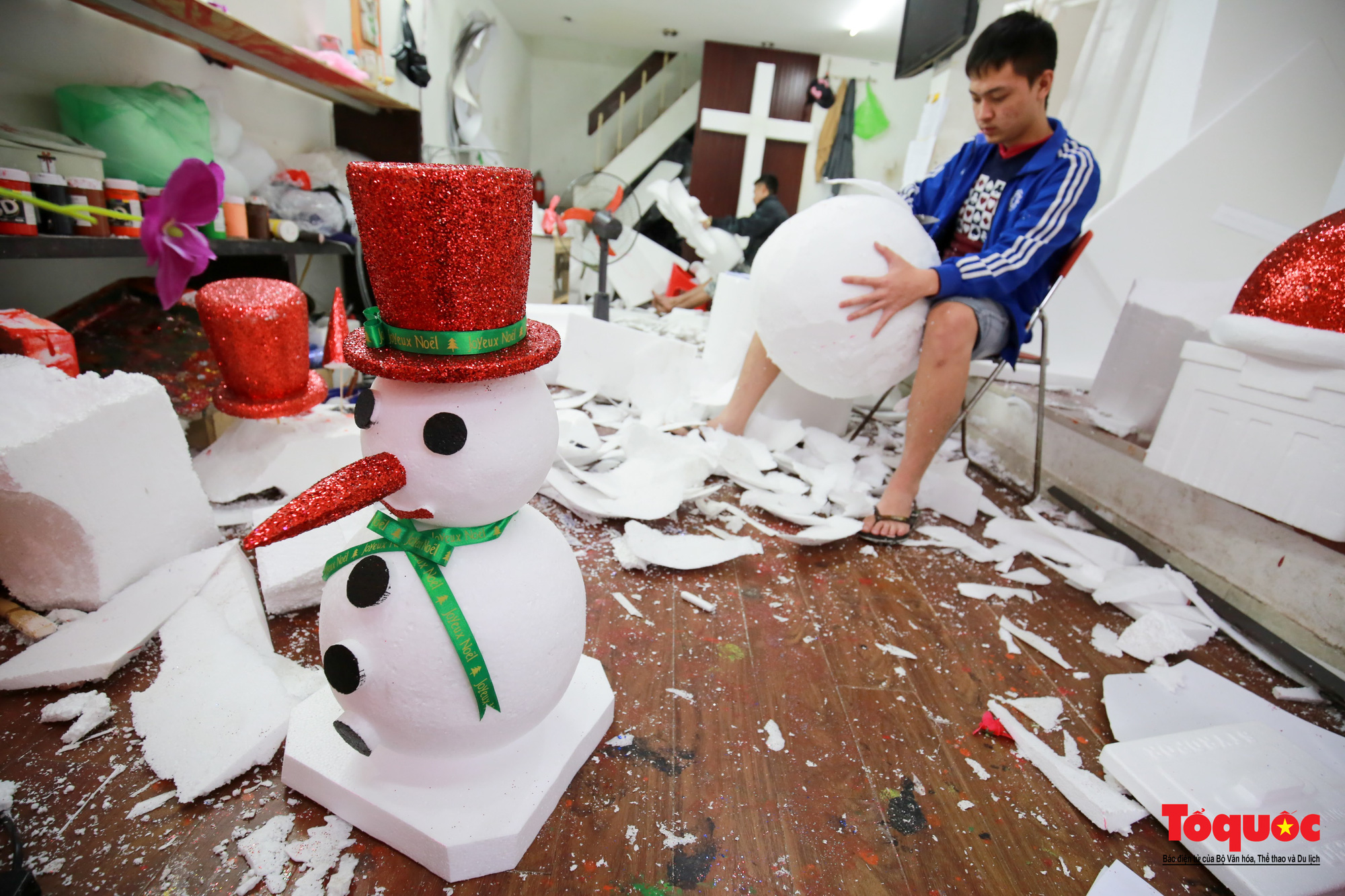 Mục Sở Thị Xưởng Sản Xuất “Người Tuyết Noel” Ở Hà Nội