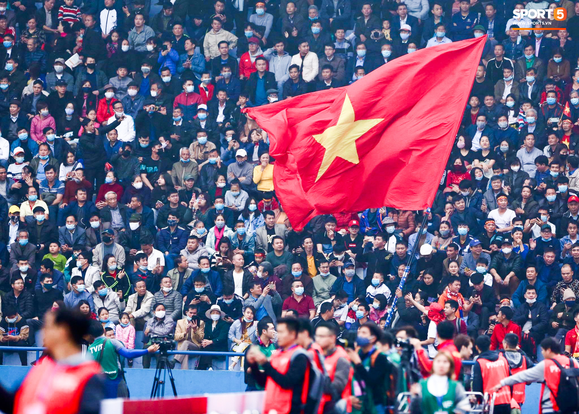 CĐV hâm mộ Tuyển Việt Nam luôn tự hào về đội tuyển của chúng ta. Cùng nhau cổ vũ và giúp đỡ từ xa với những trận đấu gần đây của các ngôi sao bóng đá Việt Nam. Cảm nhận cảm xúc đặc biệt khi xem trận đấu với những cuộc tranh đua đầy kịch tính và sự quyết tâm của các cầu thủ.