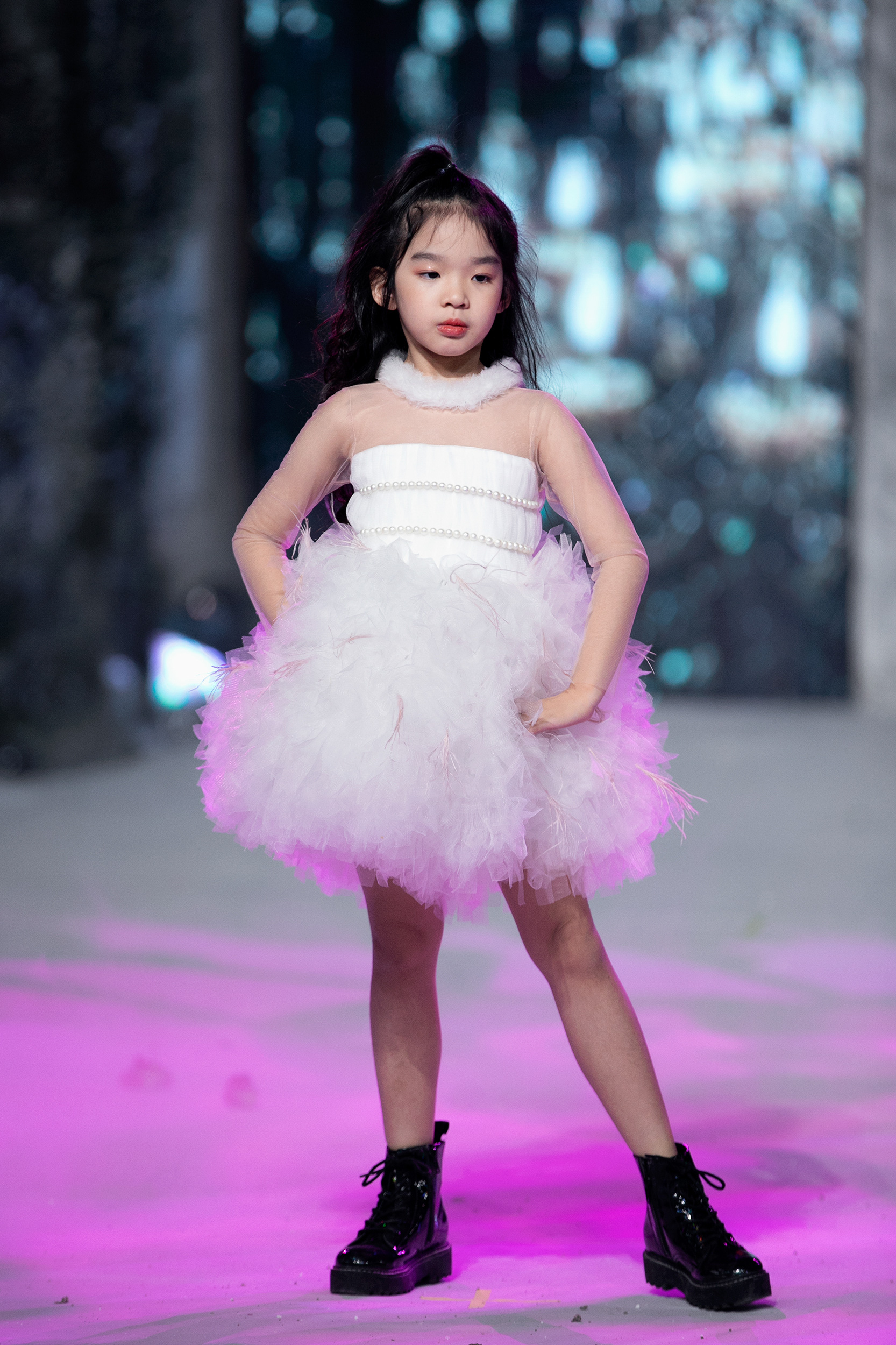 Con gái Xuân Lan diễn thời trang giữa tiết trời lạnh giá của Hà Nội - Ảnh 2.