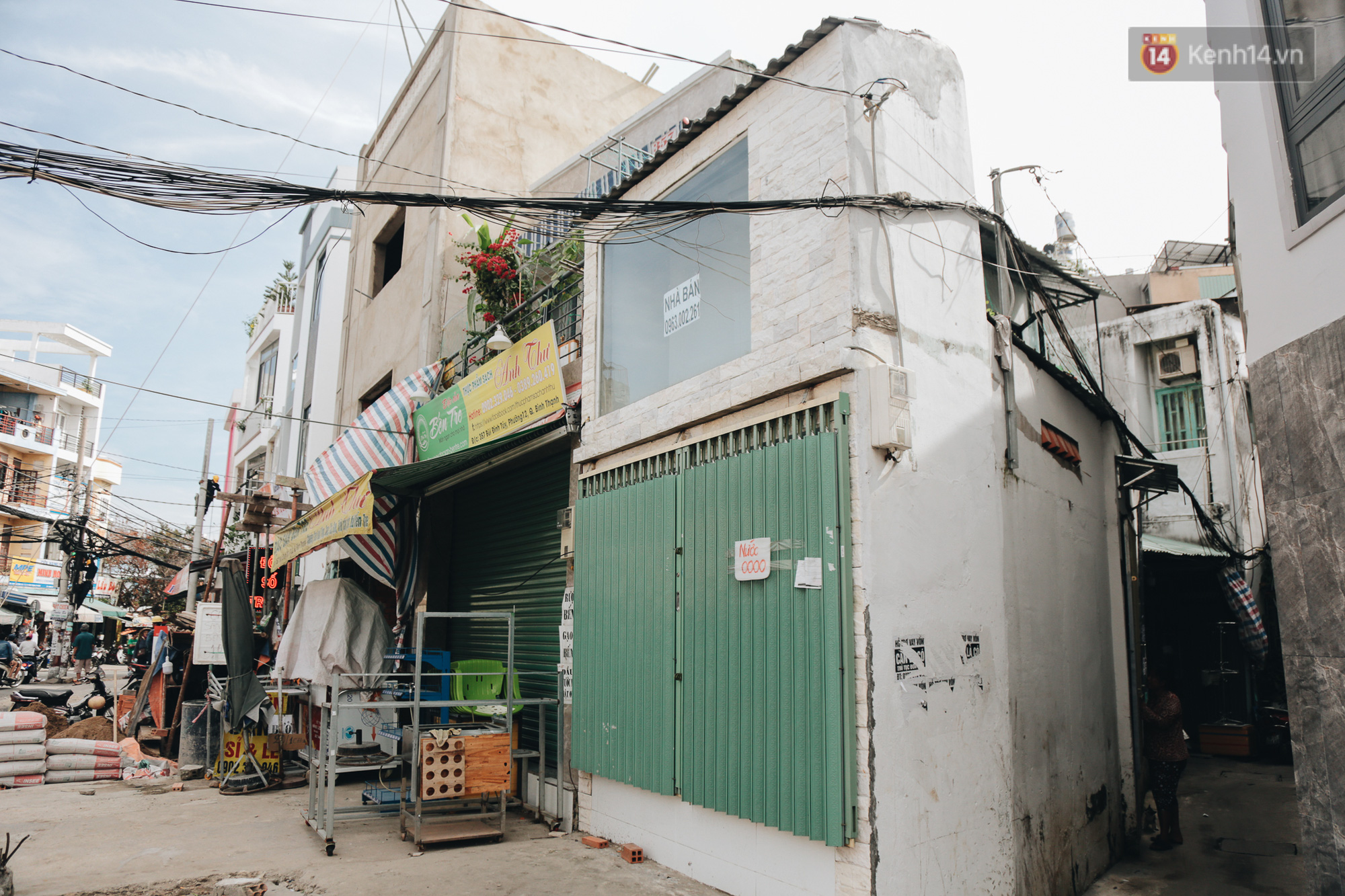 Hàng loạt căn nhà siêu mỏng chỉ vài m2 sau khi mở rộng đường ở Sài Gòn: Tối ngủ chỉ nằm nghiêng - Ảnh 8.