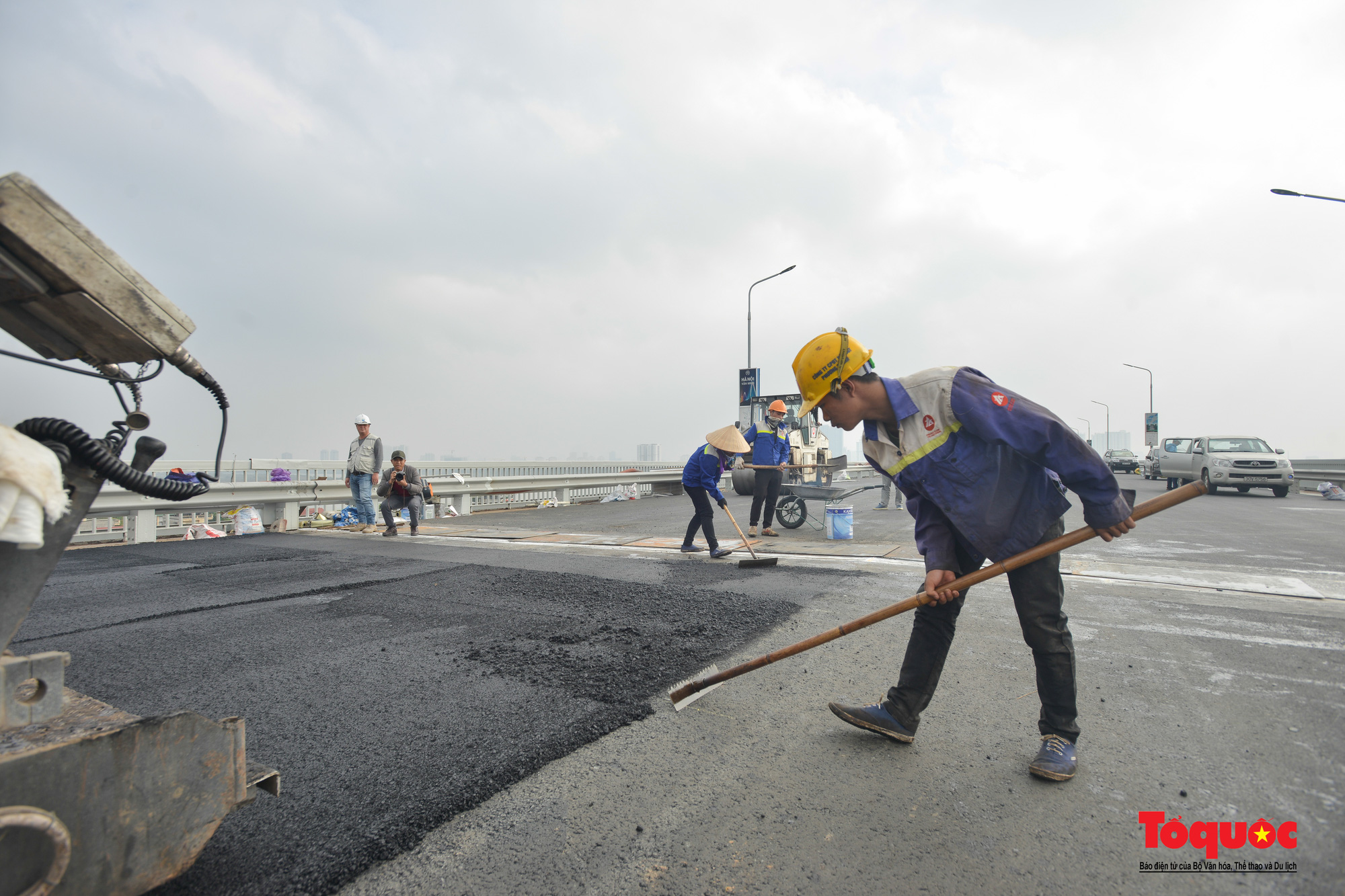 Cầu Thăng Long hoàn thành những thảm bê tông nhựa cuối cùng chuẩn bị đưa vào thông xe - Ảnh 6.