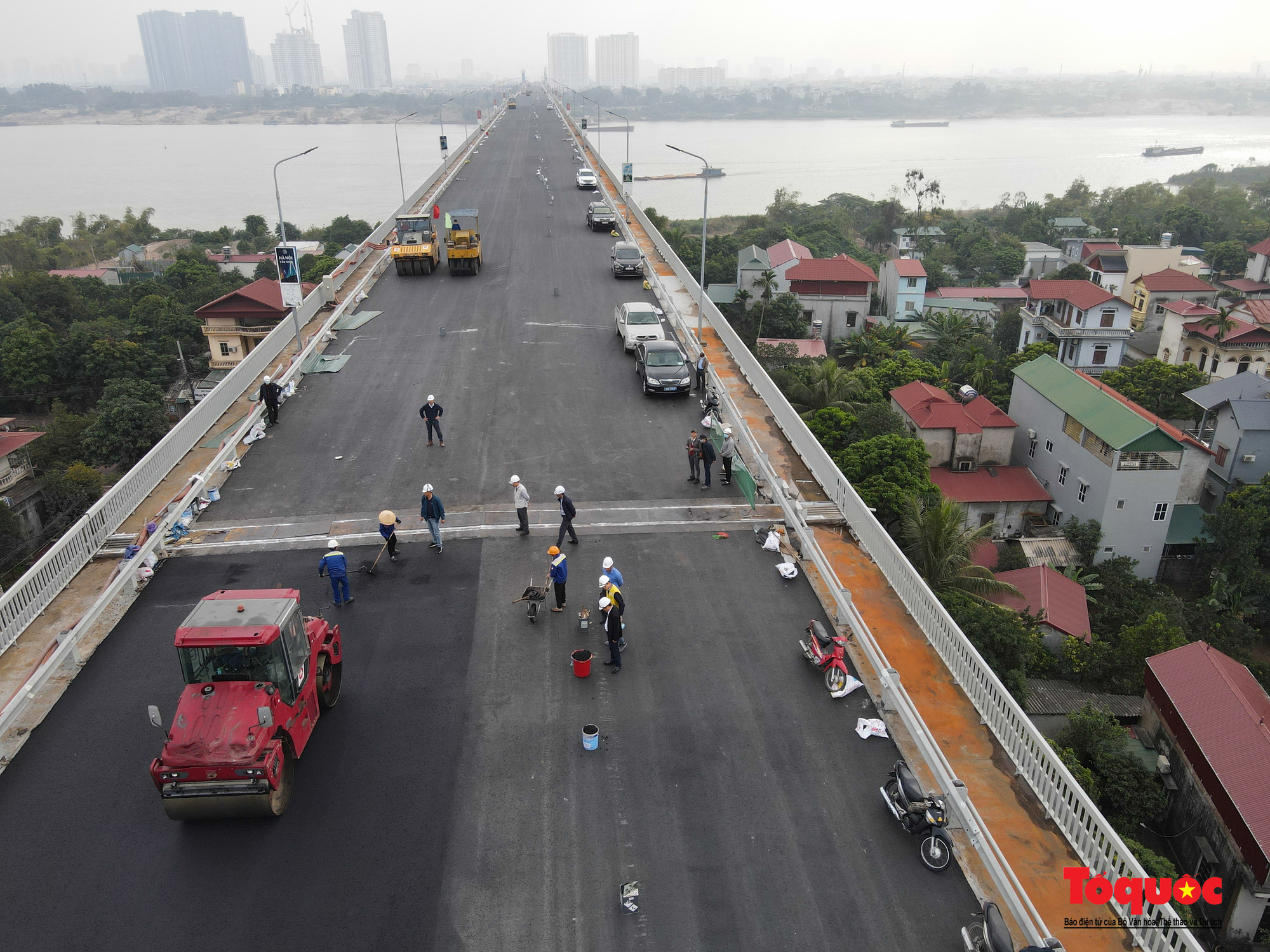 Cầu Thăng Long hoàn thành những thảm bê tông nhựa cuối cùng chuẩn bị đưa vào thông xe - Ảnh 2.