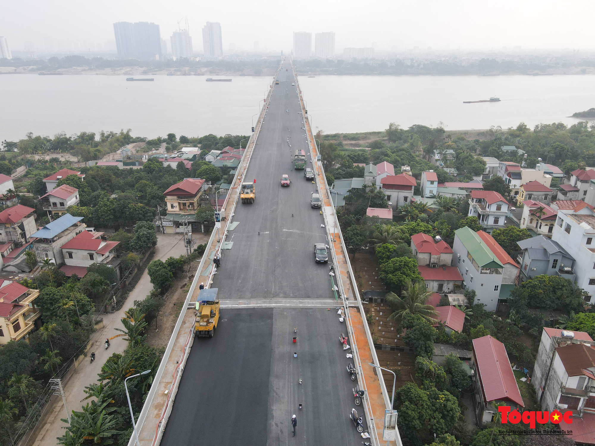 Cầu Thăng Long hoàn thành những thảm bê tông nhựa cuối cùng chuẩn bị đưa vào thông xe - Ảnh 1.