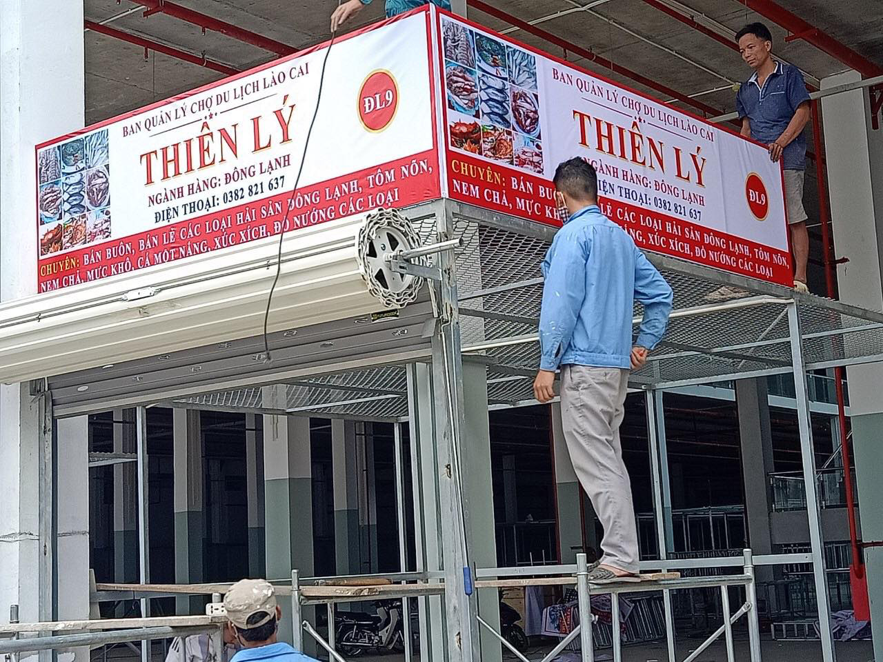 Tiểu thương thi công gian hàng sẵn sàng chuyển về chợ Du lịch Lào Cai sắp khai trương - Ảnh 1. Tiểu thương thi công gian hàng sẵn sàng chuyển về chợ Du lịch Lào Cai sắp khai trương - Ảnh 1.