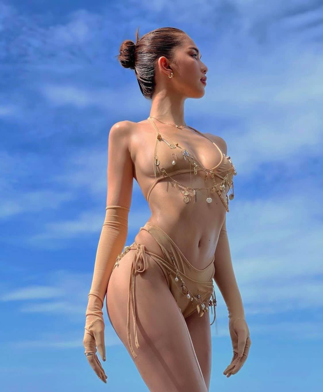 Ngọc Trinh diện bikini nóng bỏng, dân mạng lập tức so sánh với Chi Pu - Ảnh 8.