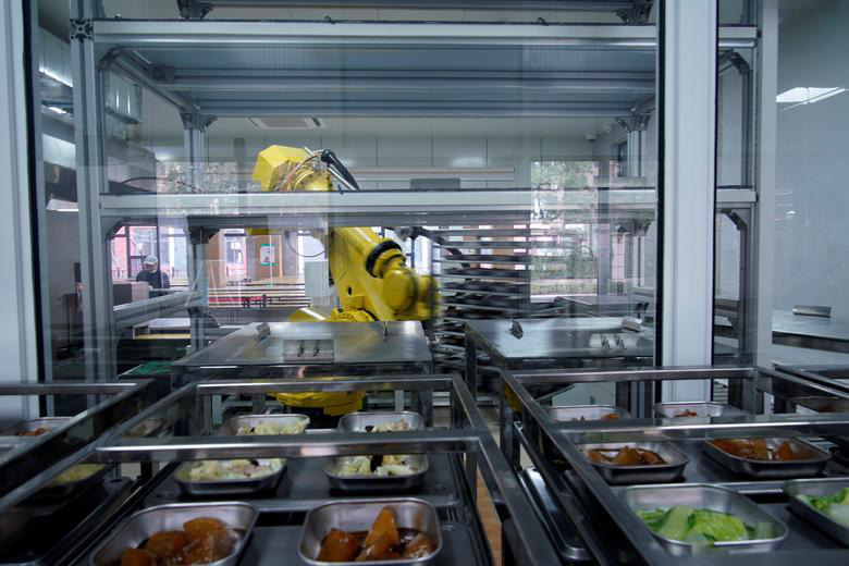 24h qua ảnh: Robot chuẩn bị bữa trưa trong trường học ở Trung Quốc - Ảnh 2.