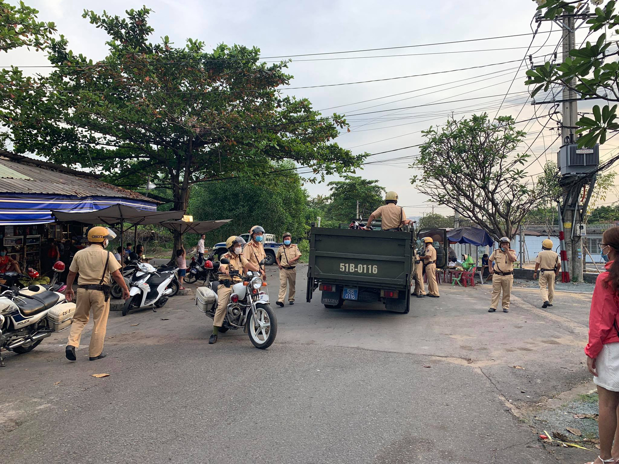 Hàng trăm quái xế “đại náo” trước trường Đại học Nông Lâm ở Sài Gòn - Ảnh 1.