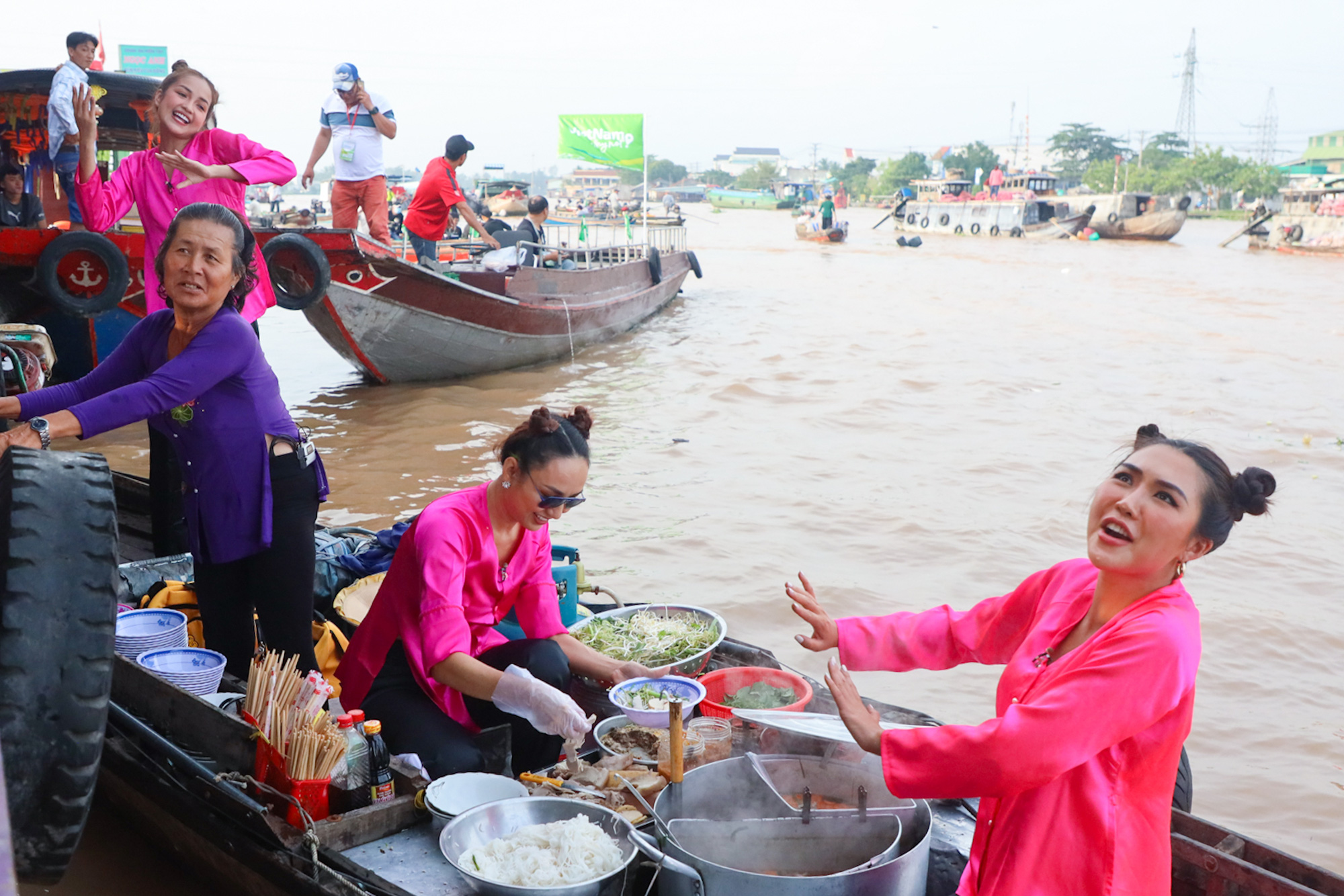 Võ Hoàng Yến, Mâu Thủy lôi cả danh xưng Siêu mẫu - Á hậu để mời chào khách mua hàng trên sông - Ảnh 4.