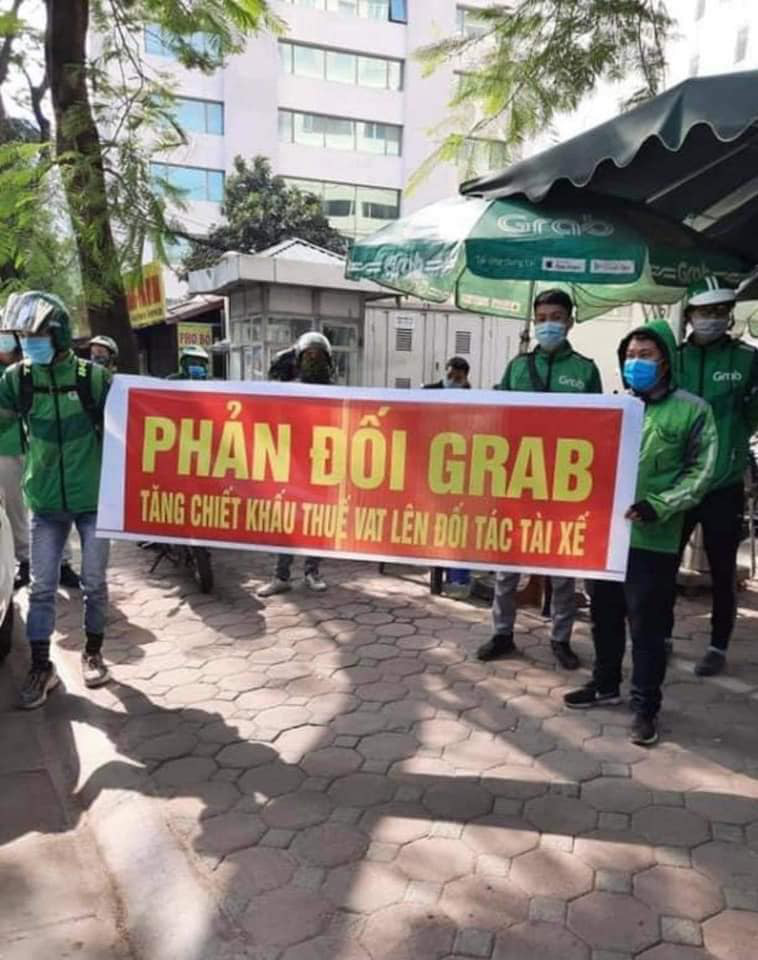 Cảnh sát giải tán hàng trăm người mặc đồng phục GrabBike diễu hành quanh hồ Hoàn Kiếm - Ảnh 3.