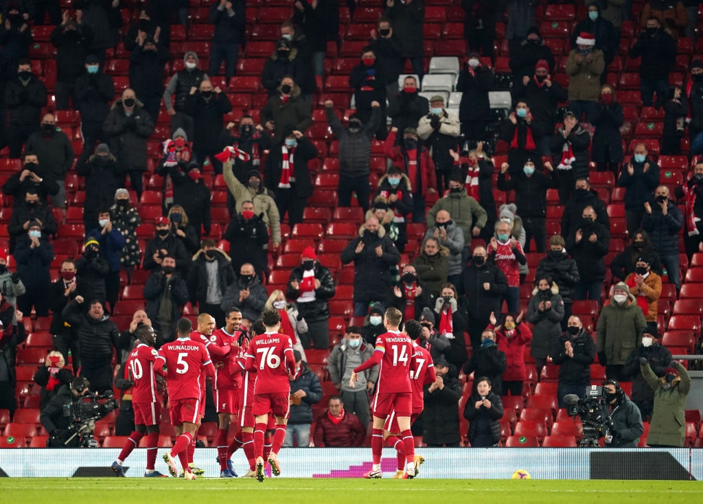 Liverpool 4-0 Wolves: The Kop mở tiệc cùng 2.000 fan ở Anfield - Ảnh 1.