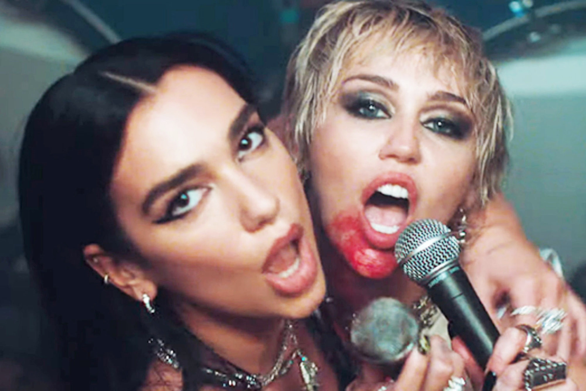 Miley Cyrus tiết lộ gây sốc về đời sống tình dục: Lên tiếng về nghi vấn sex với Dua Lipa, quan hệ qua FaceTime để giữ an toàn - Ảnh 3.