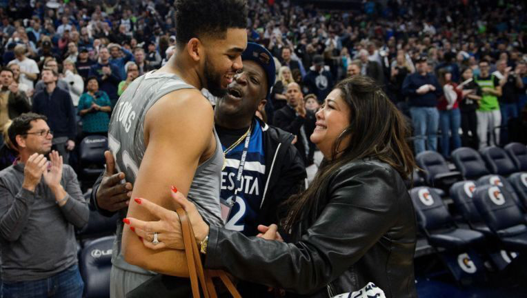 Ngôi sao Minnesota Timberwolves mất 7 người trong gia đình vì Covid-19: Nỗi đau của Karl Anthony Towns - Ảnh 1.