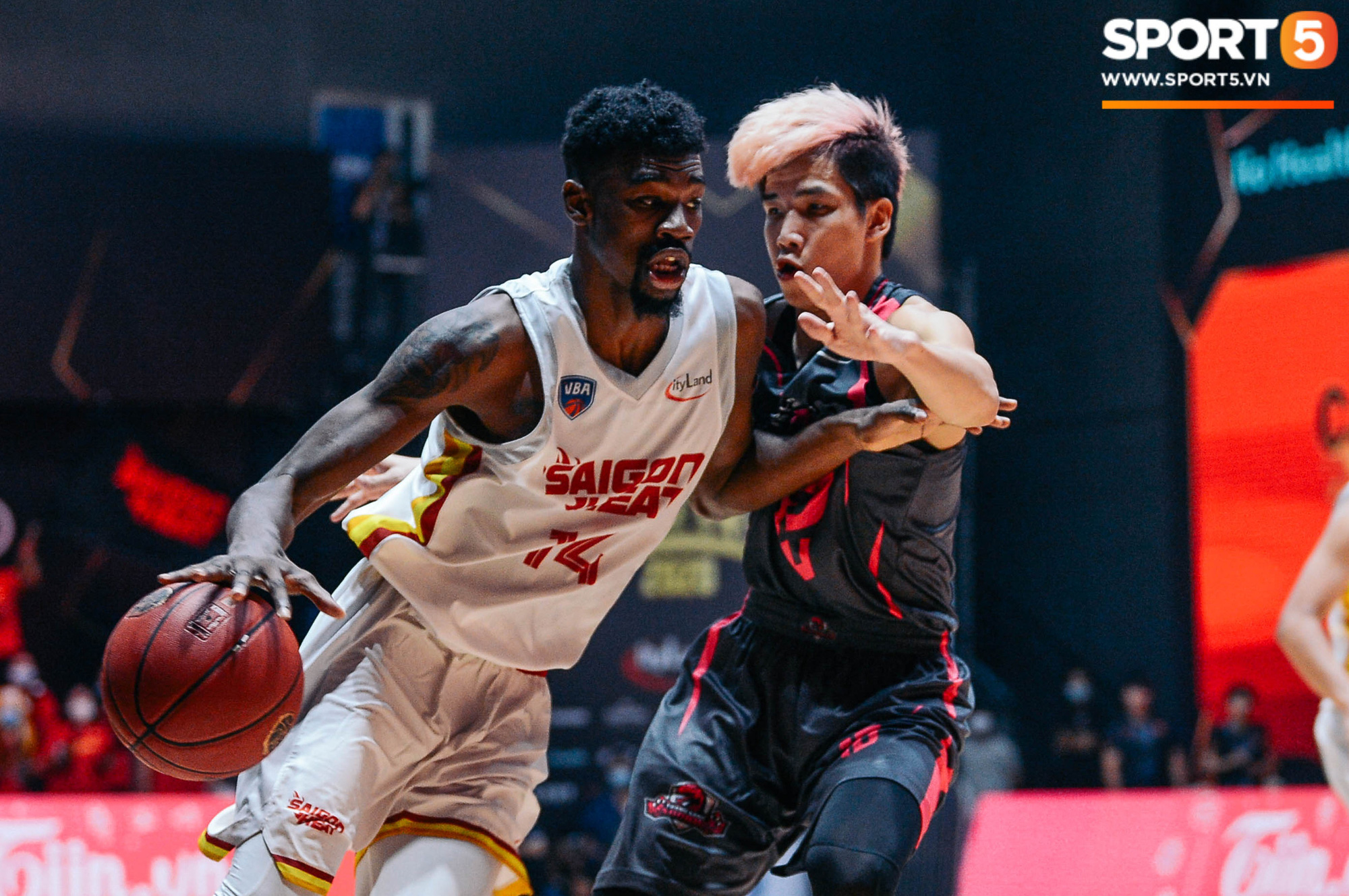 &quot;Đốt cháy&quot; VBA Arena với 8 cú 3 điểm, Võ Kim Bản góp công lớn giúp Saigon Heat bảo vệ thành công chức vô địch - Ảnh 1.