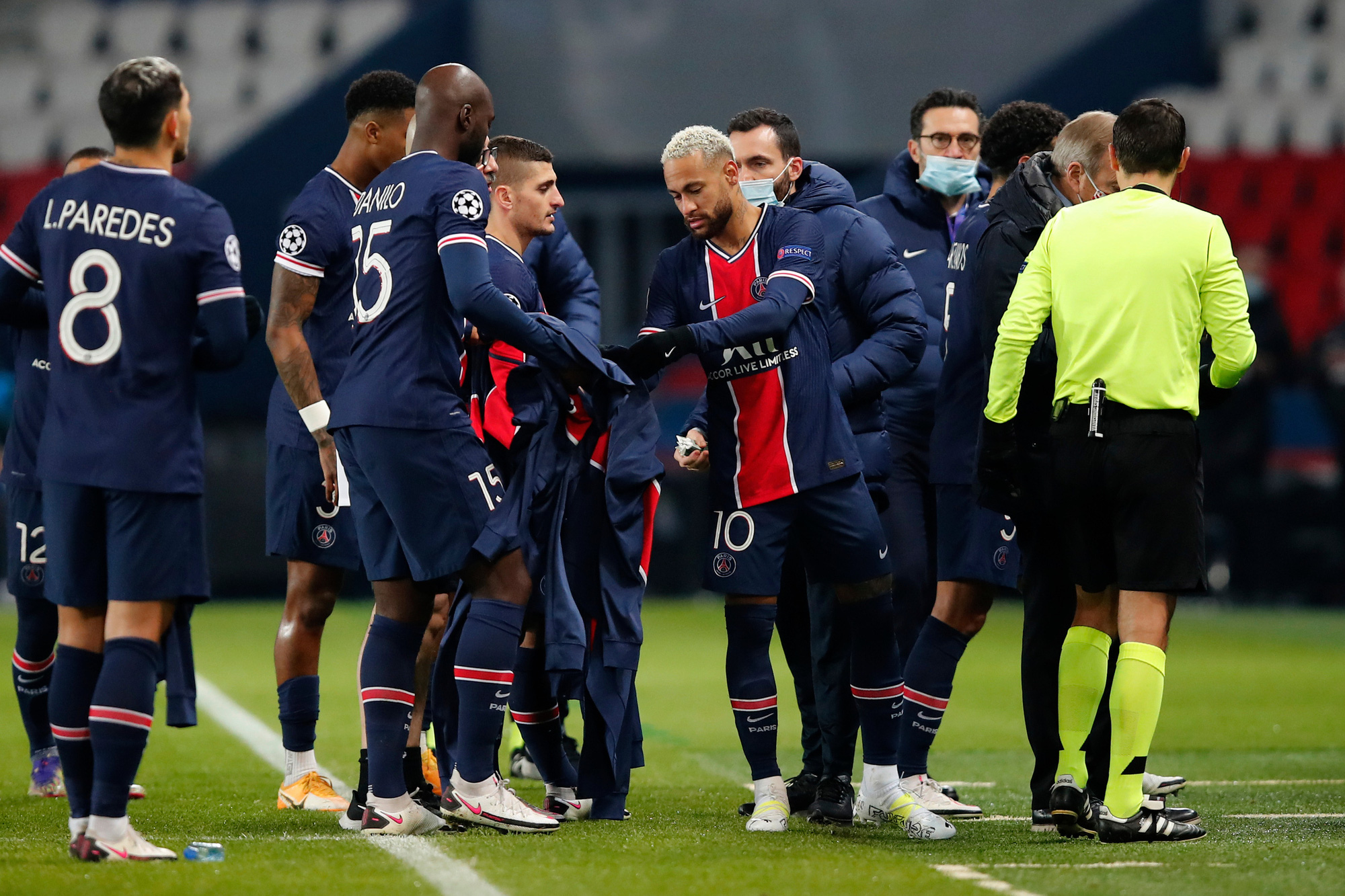 Biến căng Champions League: Trợ lý trọng tài &quot;phân biệt chủng tộc&quot;, cầu thủ PSG và Istanbul dắt nhau rời sân  - Ảnh 7.