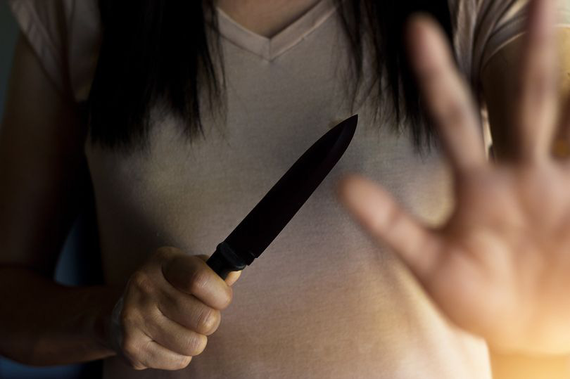 Đang ở nhà một mình thì bị gã hàng xóm đột nhập vào nhà cưỡng hiếp, người phụ nữ cầm dao làm bếp cắt luôn &quot;của quý&quot; của người đàn ông - Ảnh 1.