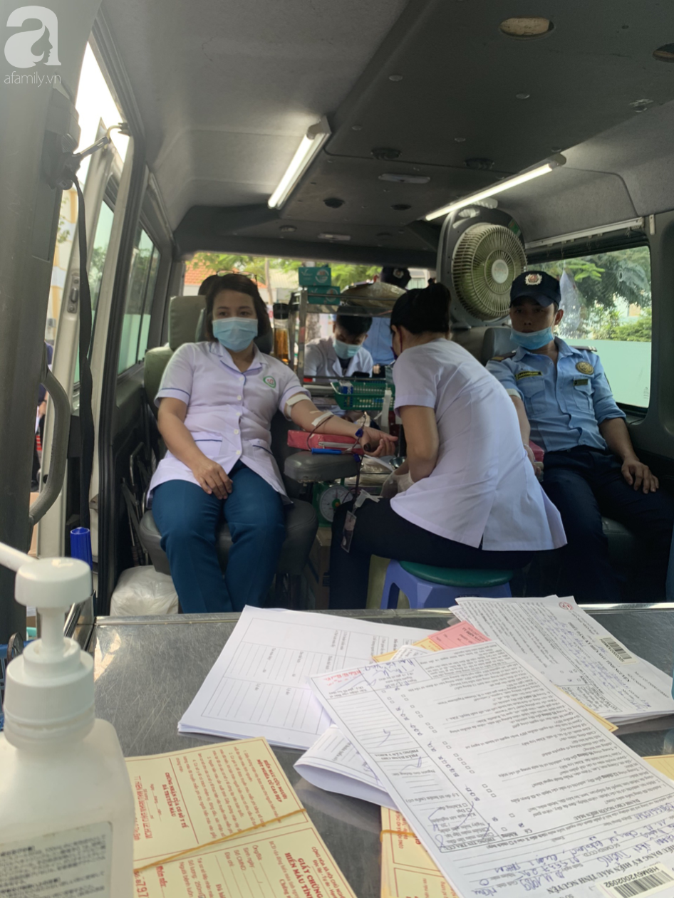 Hàng trăm người hiến máu nhân đạo bổ sung cho bệnh viện trong mùa dịch corona - Ảnh 4.