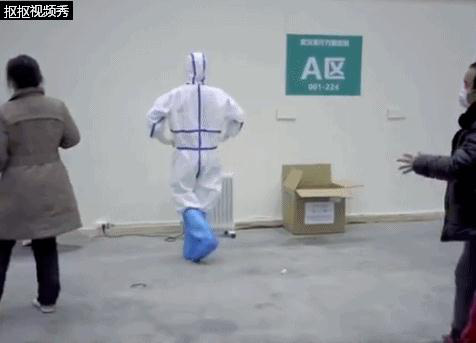 Bệnh nhân Vũ Hán làm gì để giải khuây trong bệnh viện? Một trong những bí quyết chiến thắng bệnh tật là đây! - Ảnh 1. Bệnh nhân Vũ Hán làm gì để giải khuây trong bệnh viện? Một trong những bí quyết chiến thắng bệnh tật là đây! - Ảnh 1.