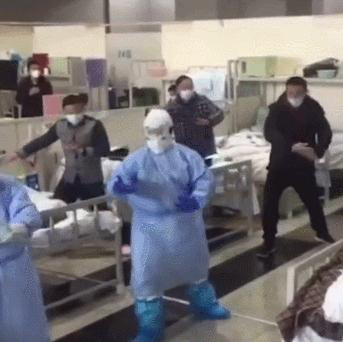 Bệnh nhân Vũ Hán làm gì để giải khuây trong bệnh viện? Một trong những bí quyết chiến thắng bệnh tật là đây! - Ảnh 2. Bệnh nhân Vũ Hán làm gì để giải khuây trong bệnh viện? Một trong những bí quyết chiến thắng bệnh tật là đây! - Ảnh 2.