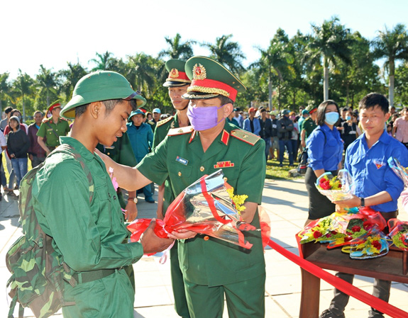 Các địa phương, đơn vị tổ chức Lễ giao, nhận quân năm 2020 - Ảnh 12.