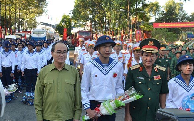 Bí thư Nguyễn Thiện Nhân tặng hoa cho các tân binh lên đường nhập ngũ - Ảnh 1.