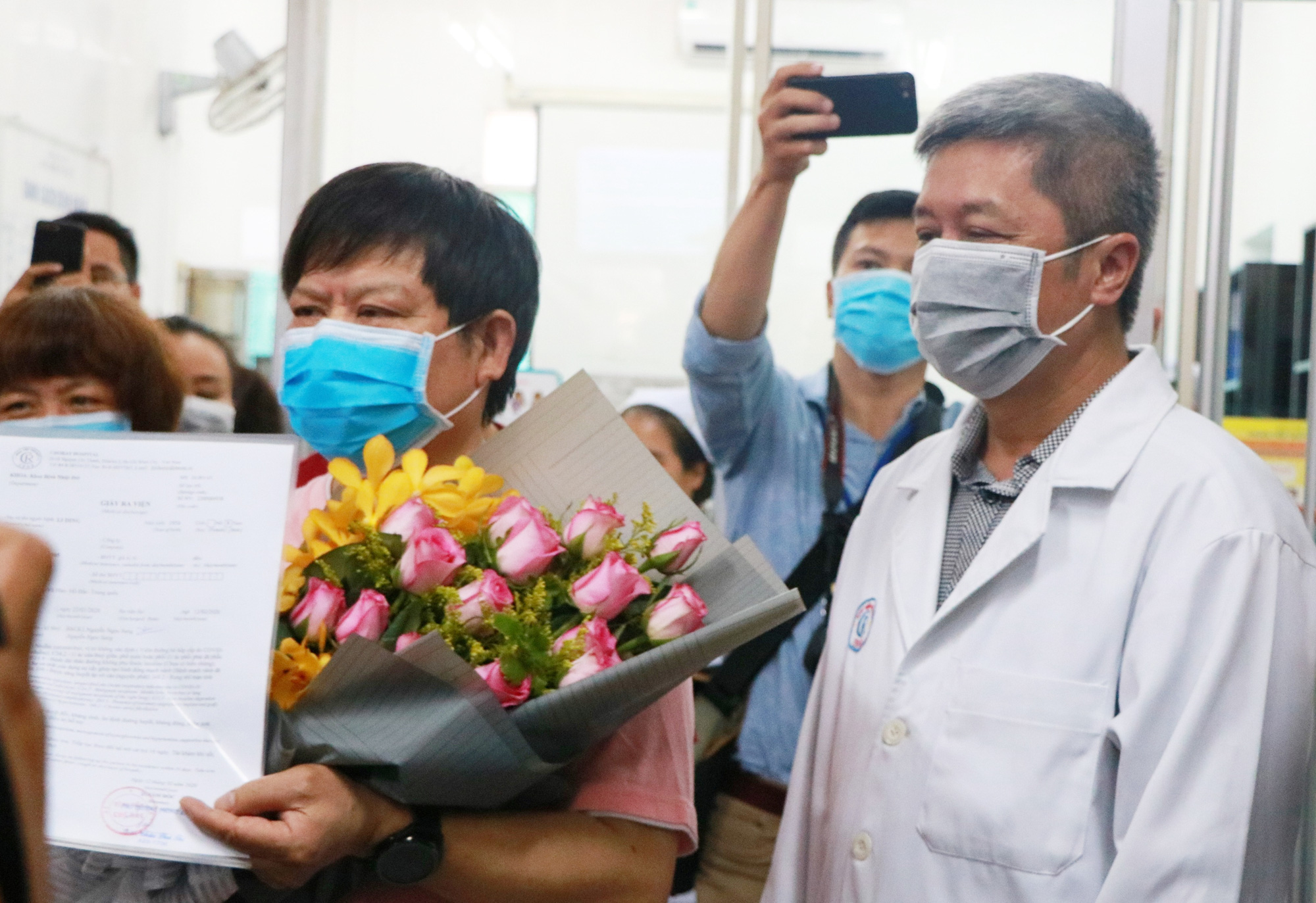 Ảnh: 2 mẹ con người Trung Quốc hạnh phúc khi đón bố nhiễm Covid-19 xuất viện, nam bệnh nhân liên tục cảm ơn Việt Nam - Ảnh 4.