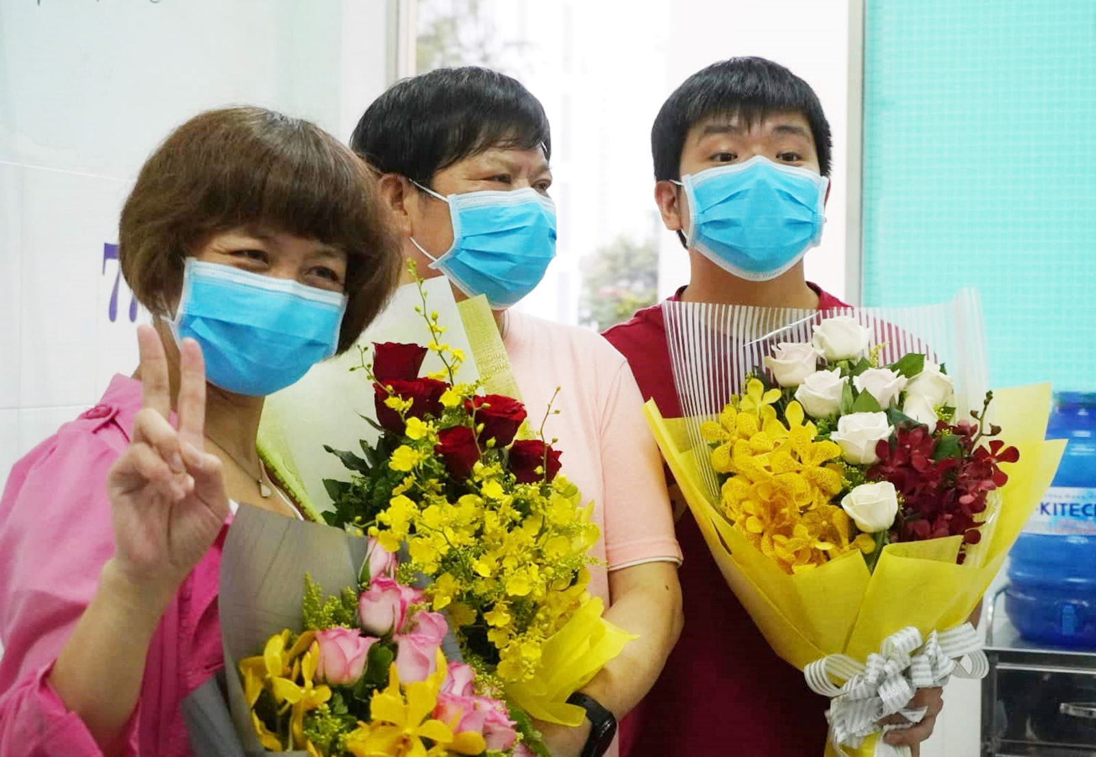 Ảnh: 2 mẹ con người Trung Quốc hạnh phúc khi đón bố nhiễm Covid-19 xuất viện, nam bệnh nhân liên tục cảm ơn Việt Nam - Ảnh 6.
