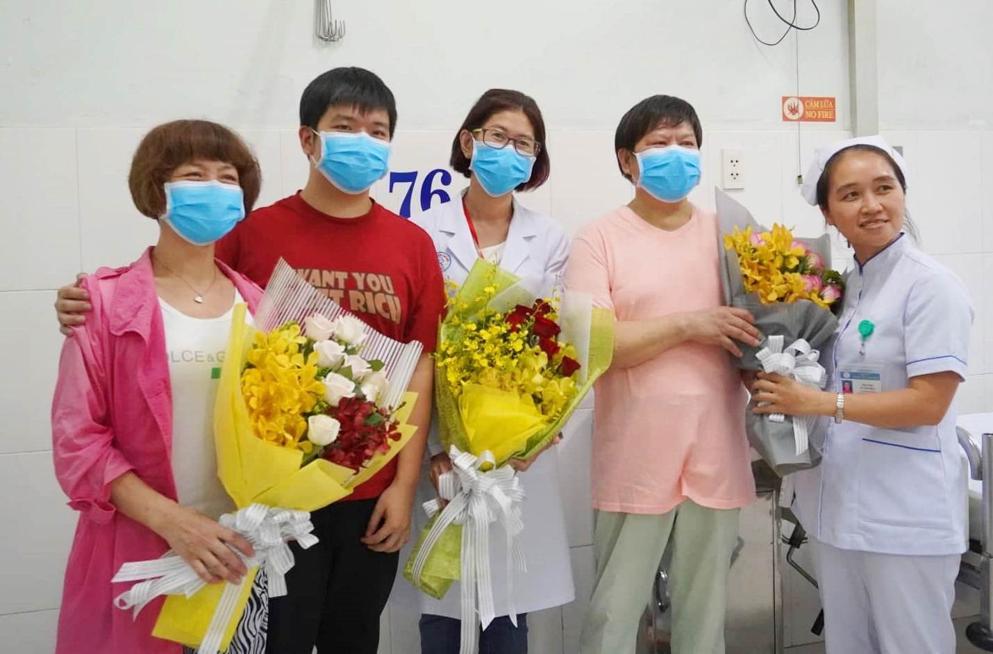 Ảnh: 2 mẹ con người Trung Quốc hạnh phúc khi đón bố nhiễm Covid-19 xuất viện, nam bệnh nhân liên tục cảm ơn Việt Nam - Ảnh 8.