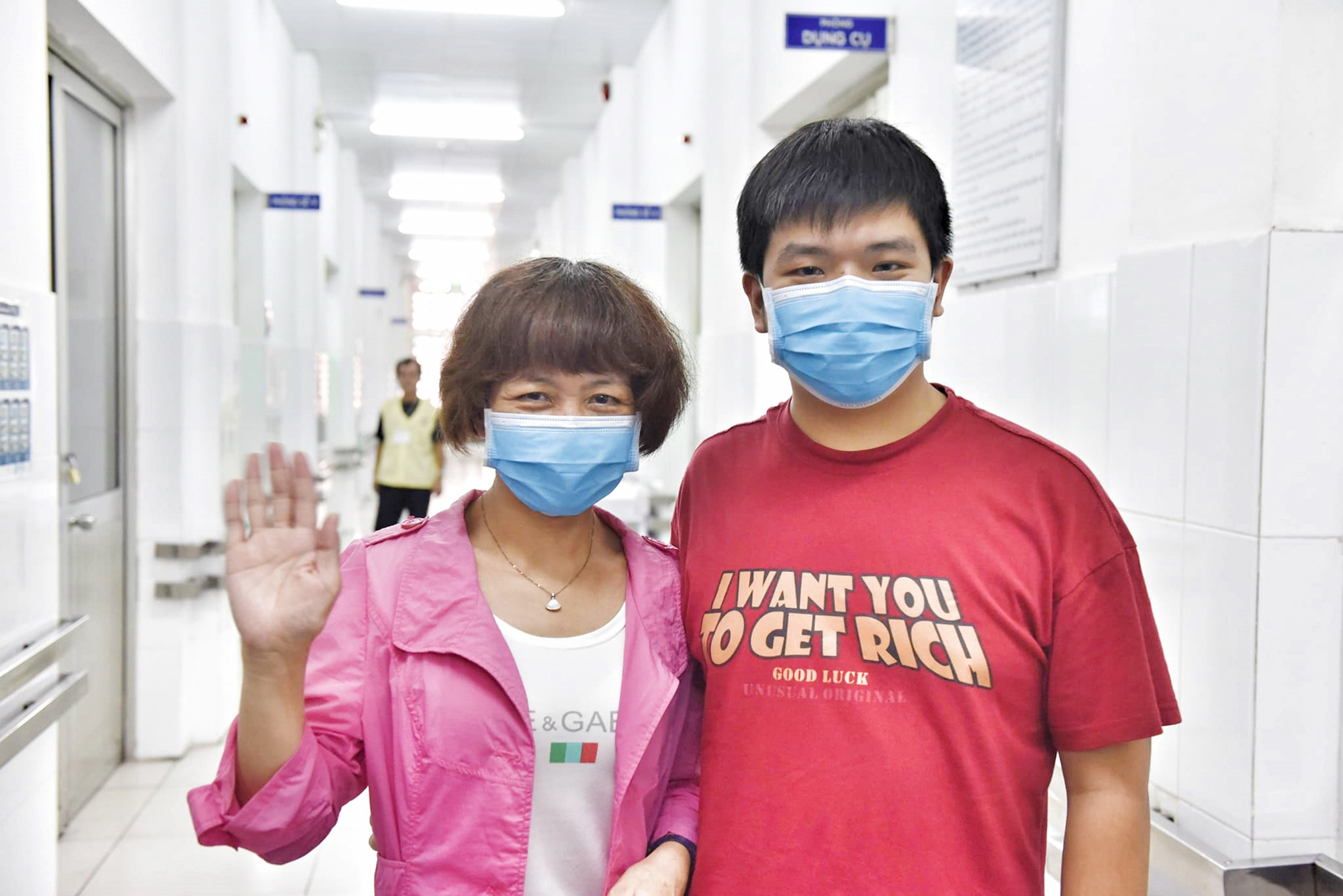 Ảnh: 2 mẹ con người Trung Quốc hạnh phúc khi đón bố nhiễm Covid-19 xuất viện, nam bệnh nhân liên tục cảm ơn Việt Nam - Ảnh 1.