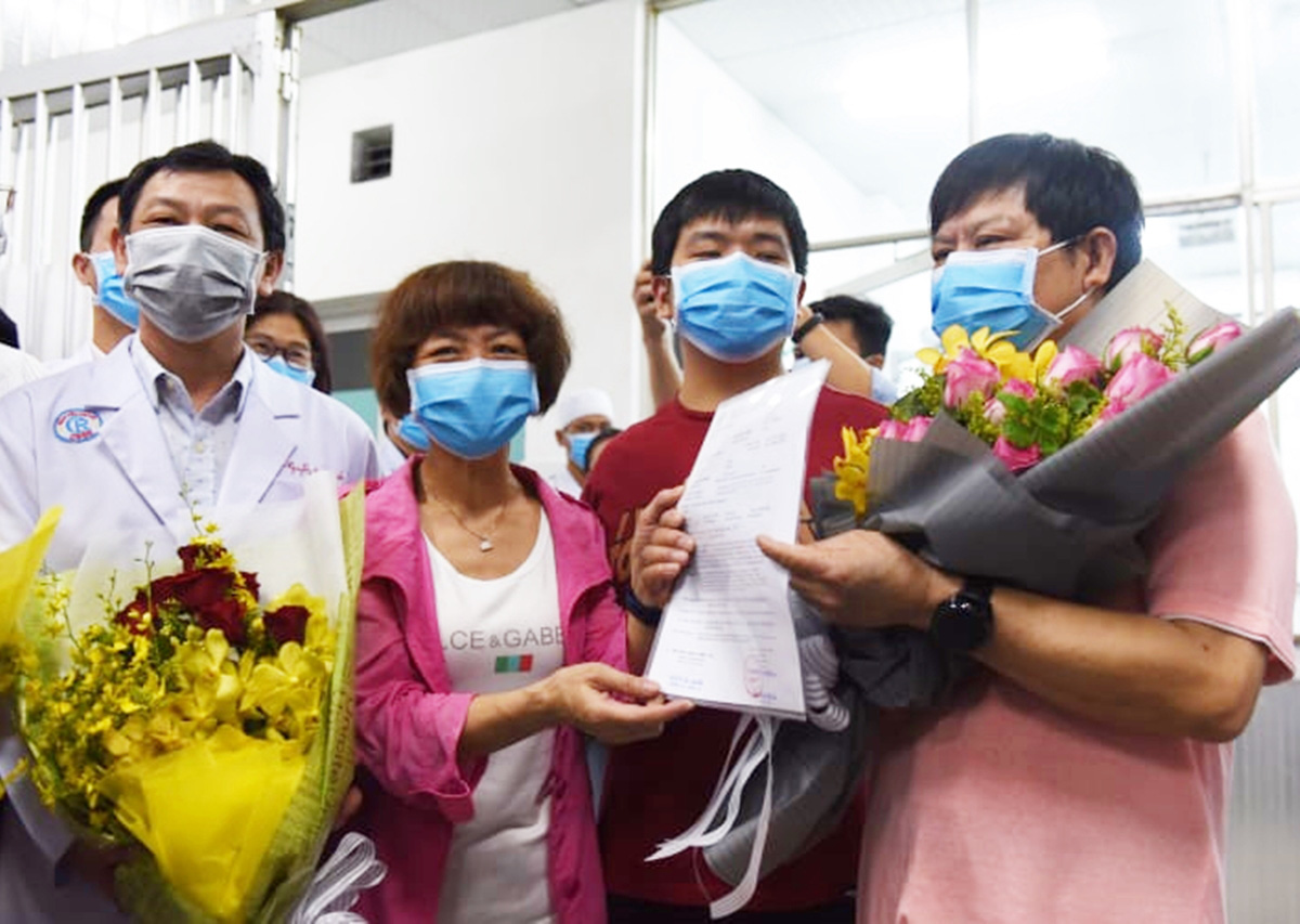 Ảnh: 2 mẹ con người Trung Quốc hạnh phúc khi đón bố nhiễm Covid-19 xuất viện, nam bệnh nhân liên tục cảm ơn Việt Nam - Ảnh 5.