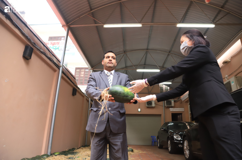 2 tấn dưa đã được Đại sứ quán Kuwait &quot;giải cứu&quot;, người dân vui vẻ xếp hàng nhận dưa hấu miễn phí - Ảnh 6.