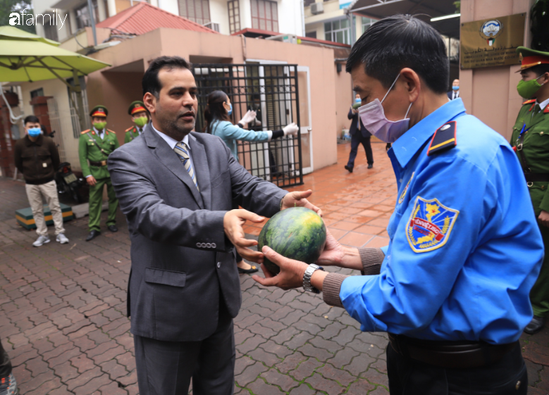 2 tấn dưa đã được Đại sứ quán Kuwait &quot;giải cứu&quot;, người dân vui vẻ xếp hàng nhận dưa hấu miễn phí - Ảnh 8.