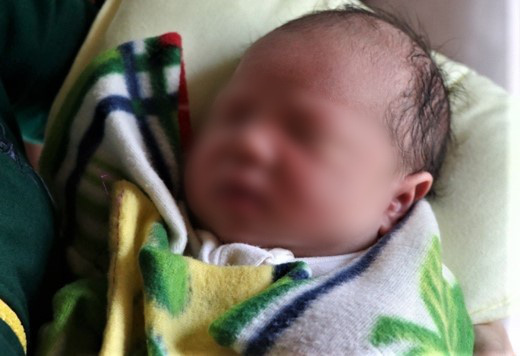 Hà Tĩnh: Bé gái sơ sinh bị bỏ rơi trước cổng nhà cặp vợ chồng hiếm muộn - Ảnh 1. Hà Tĩnh: Bé gái sơ sinh bị bỏ rơi trước cổng nhà cặp vợ chồng hiếm muộn - Ảnh 1.