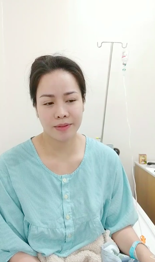 Nhật Kim Anh nhập viện, mặt tái nhợt vẫn bức xúc livestream - Ảnh 1.