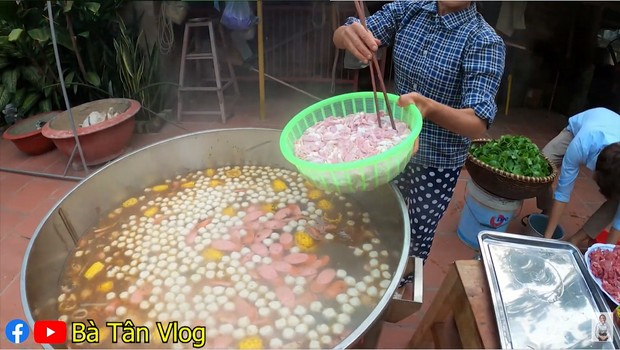 Bà Tân Vlog làm món trứng đà điểu khổng lồ, cộng đồng mạng nhanh mắt nhận ra sự kết hợp dễ gây ngộ độc của món ăn - Ảnh 6.