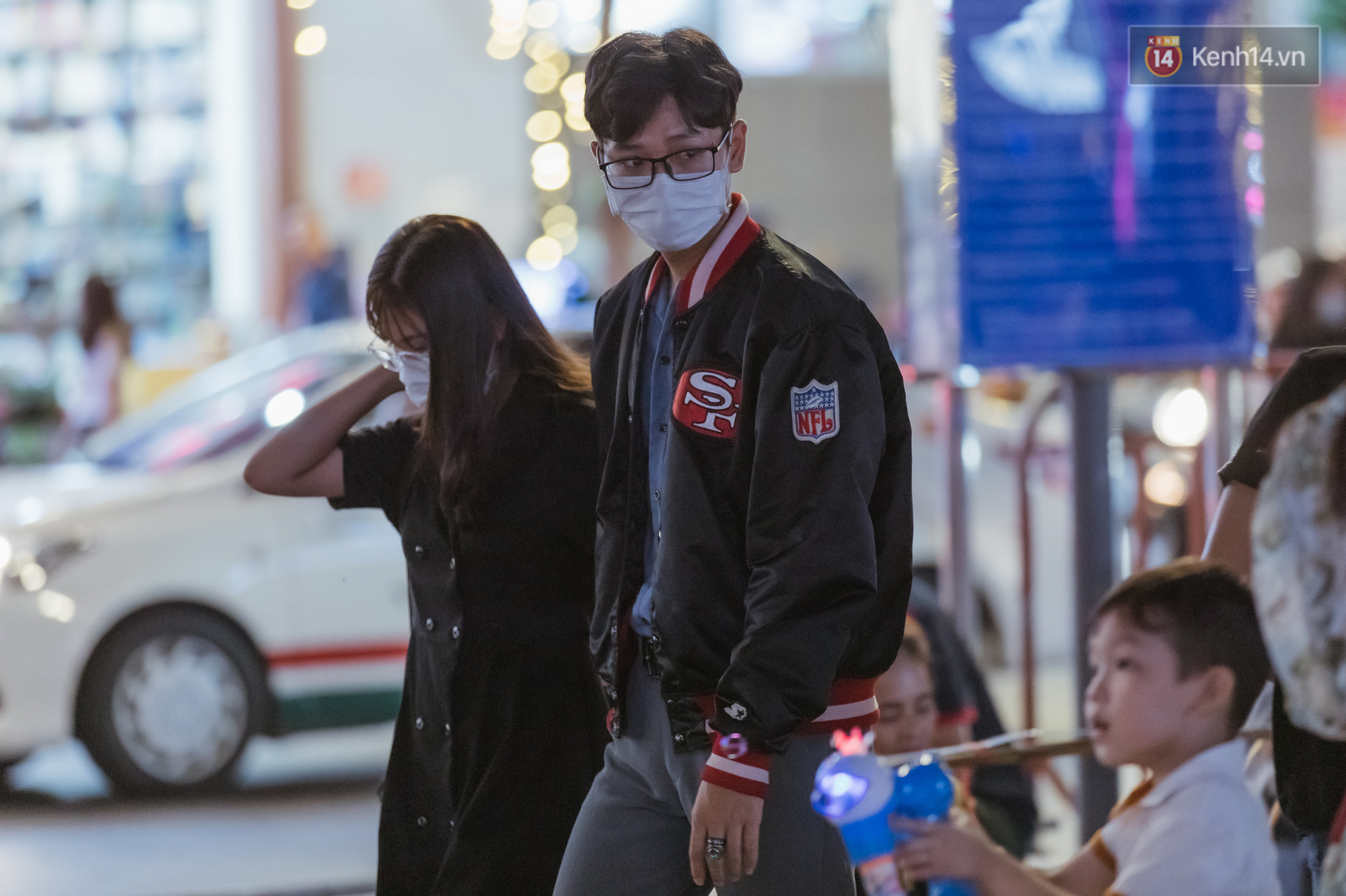 Chùm ảnh: Phố đi bộ Nguyễn Huệ vẫn đông kín người giữa những ngày tâm điểm dịch virus corona, một số người phớt lờ việc đeo khẩu trang phòng bệnh - Ảnh 12.