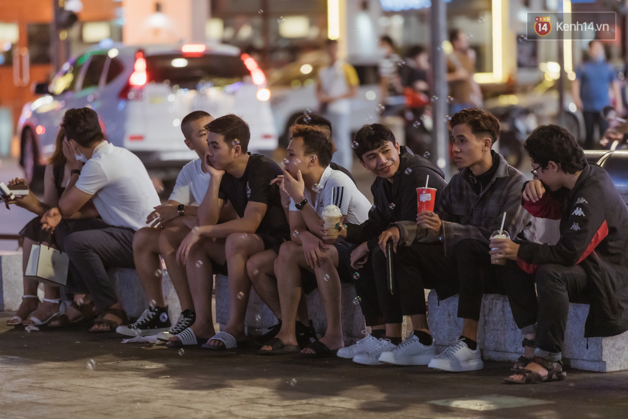 Chùm ảnh: Phố đi bộ Nguyễn Huệ vẫn đông kín người giữa những ngày tâm điểm dịch virus corona, một số người phớt lờ việc đeo khẩu trang phòng bệnh - Ảnh 19.