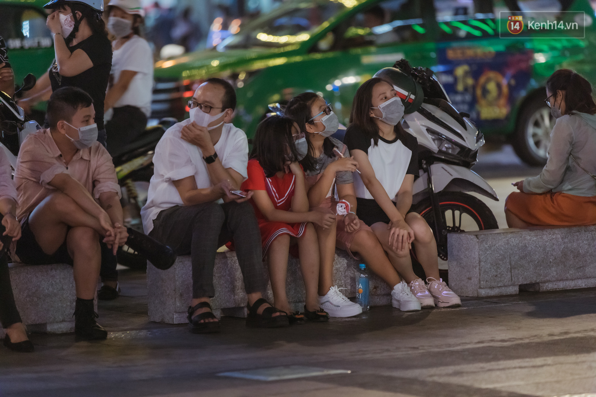Chùm ảnh: Phố đi bộ Nguyễn Huệ vẫn đông kín người giữa những ngày tâm điểm dịch virus corona, một số người phớt lờ việc đeo khẩu trang phòng bệnh - Ảnh 6.